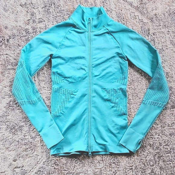 Activewear top - Picture 1 of 4
